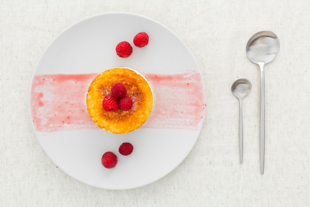 Draufsicht köstliches Dessert auf einem Teller