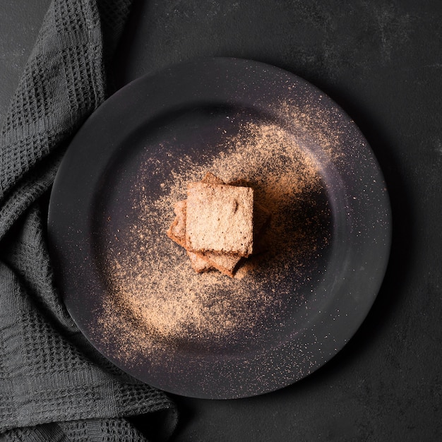 Kostenloses Foto draufsicht köstliches dessert mit kakao überzogen