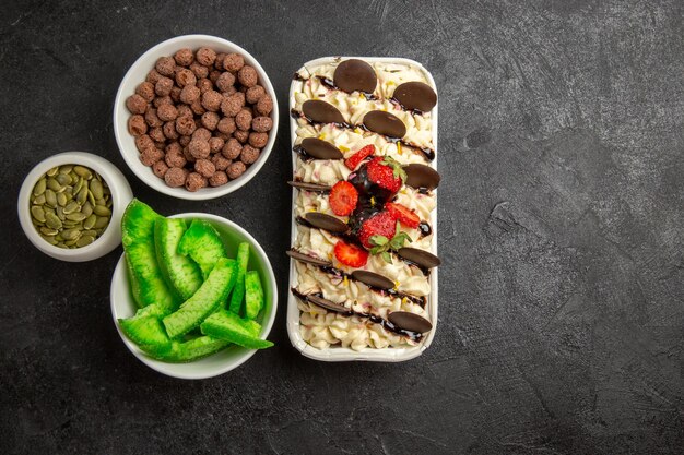 Draufsicht köstliches Dessert mit Schokoladenkeksen und Erdbeeren auf dunklem Hintergrund Nusskeks süße Fruchtkekse Zucker