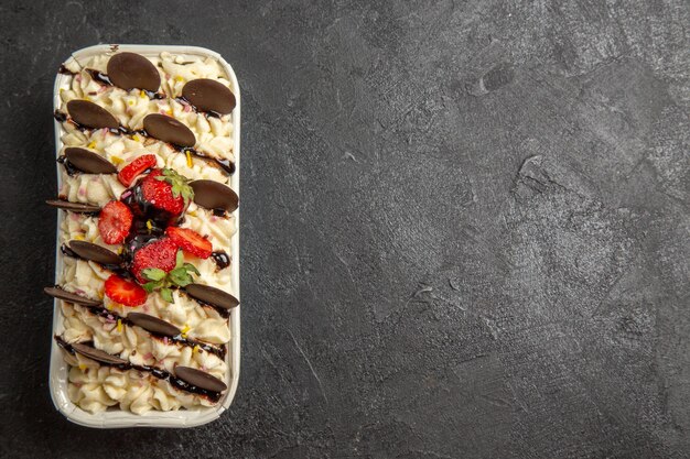 Draufsicht köstliches Dessert mit Schokoladenkeksen und frischen Erdbeeren auf dunklem Hintergrund nusssüße Fruchtbeerenkeksplätzchen