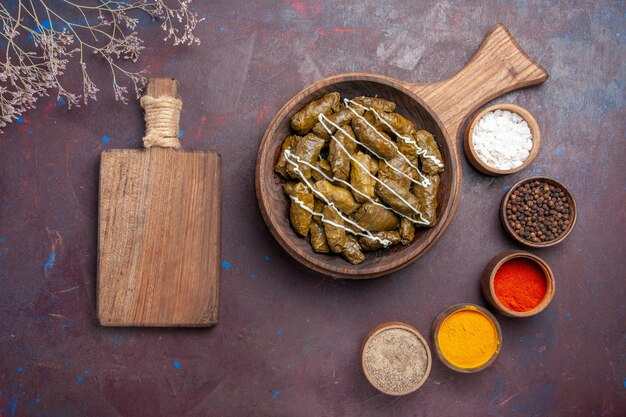 Draufsicht köstliches Dolma-Fleischgericht mit verschiedenen Gewürzen auf dunklem Hintergrund Essen Abendessen Gericht Fleischkalorien