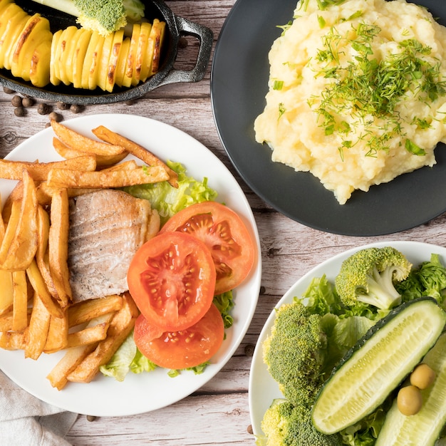 Draufsicht köstliches Essen mit Kartoffeln