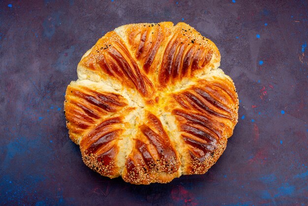 Draufsicht köstliches Gebäck gebackenes Brötchen auf dunklem Hintergrund.