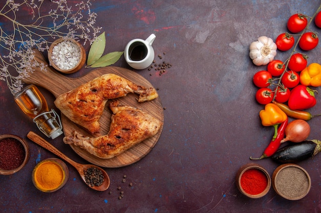 Draufsicht köstliches gebratenes Huhn mit Gewürzen auf dem dunklen Raum