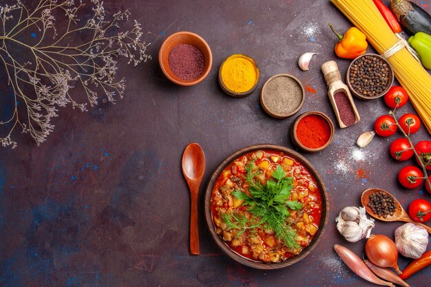 Draufsicht köstliches gekochtes Gemüse geschnitten mit verschiedenen Gewürzen auf dem dunklen Hintergrund Suppenfutter Sauce Mahlzeit Gemüse