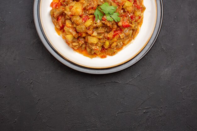 Draufsicht köstliches Gemüsemehl geschnittenes gekochtes Gericht innerhalb Platte auf dem grauen Hintergrund Mahlzeit Lebensmittelsauce Suppe Abendessen Gemüse