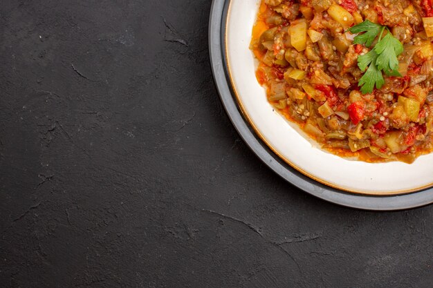 Draufsicht köstliches Gemüsemehl geschnittenes gekochtes Gericht innerhalb Platte auf dem grauen Hintergrund Mahlzeit Lebensmittelsauce Suppe Abendessen Gemüse