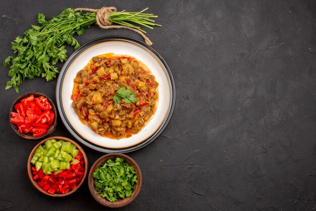 Draufsicht köstliches Gemüsemehl geschnittenes gekochtes Gericht innerhalb Platte auf grauem Hintergrund Mahlzeit Abendessen Essenssauce Suppengemüse