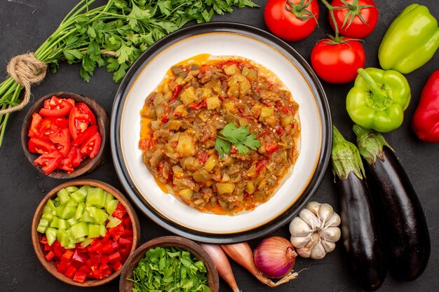 Draufsicht köstliches Gemüsemehl geschnittenes gekochtes Gericht mit frischem Gemüse auf einer grauen Oberfläche Mahlzeit Abendessen Essenssauce Suppe Gemüse