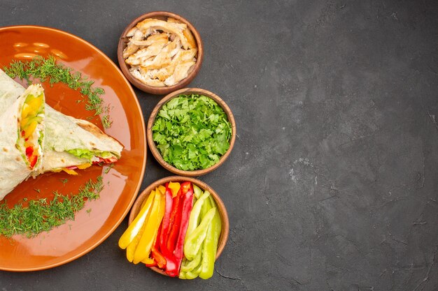 Draufsicht köstliches geschnittenes Shaurma-Salat-Sandwich mit Grüns auf dem dunklen Hintergrund Burger-Mahlzeit-Sandwich-Brot-Snack