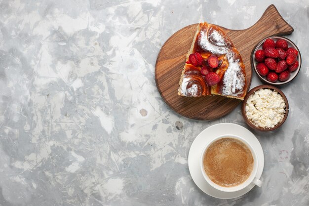 Draufsicht köstliches Kuchenstück mit frischen roten Erdbeeren und Kaffee auf hellweißem Schreibtischkuchenkuchen-Keks süßem Teezuckerplätzchen