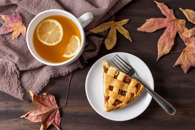 Draufsicht köstliches Kuchenstück und Teetasse