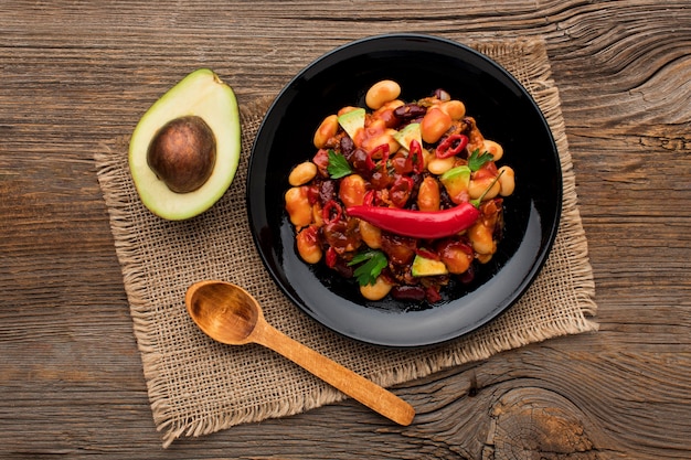 Draufsicht köstliches mexikanisches Essen mit Avocado