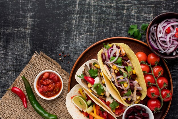 Draufsicht köstliches mexikanisches Essen mit Fleisch