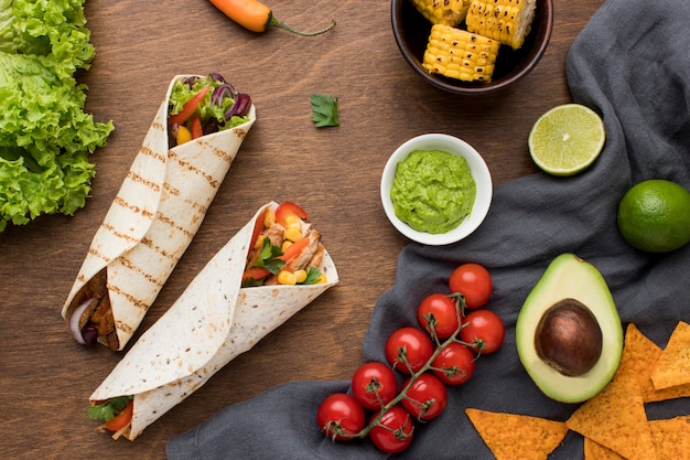 Draufsicht köstliches mexikanisches Essen mit Guacamole