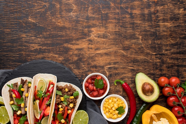 Kostenloses Foto draufsicht köstliches mexikanisches essen mit kopienraum