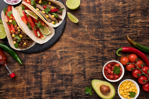 Draufsicht köstliches mexikanisches Essen mit Kopienraum