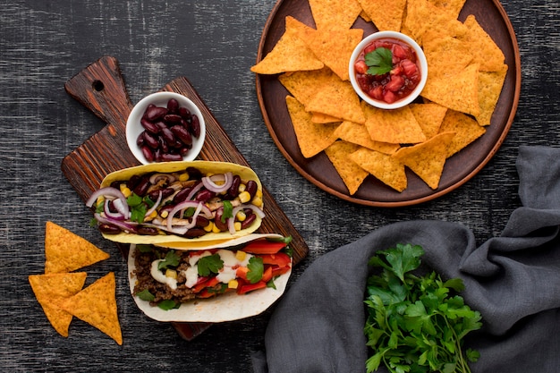 Draufsicht köstliches mexikanisches Essen mit Nachos