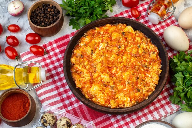 Draufsicht köstliches Omelett mit gebratenen Tomaten um frisches Gemüse auf dem weißen Hintergrund morgens Frühstück Brot Milch Mittagessen