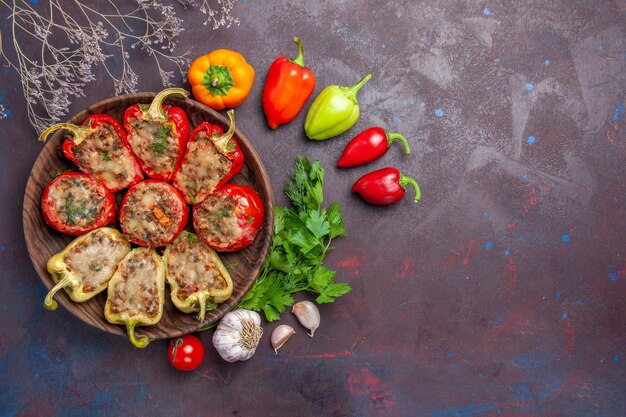 Draufsicht köstliches Paprikagebackenes Gericht mit Hackfleisch und Gemüse auf dem dunklen Hintergrund Abendessen Essen backen Salzgericht Fleisch