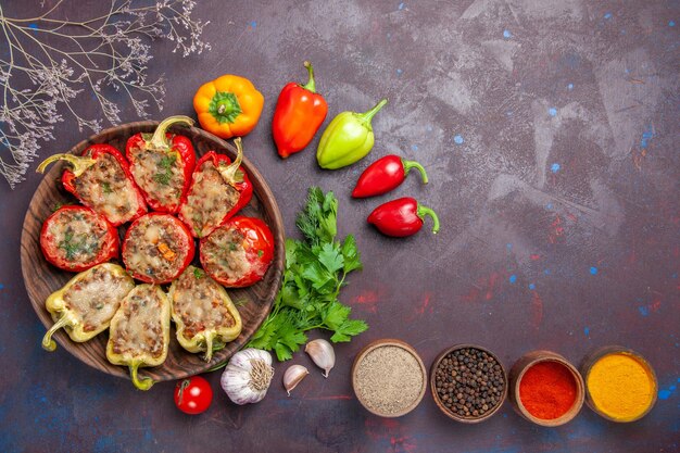 Draufsicht köstliches Paprikagebackenes Gericht mit Hackfleisch und Gemüse auf dunklem Hintergrundgericht Fleisch Abendessen backen Mahlzeit