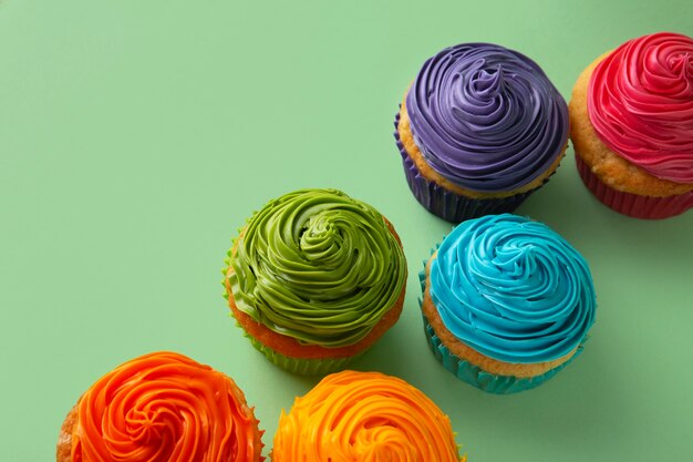 Draufsicht köstliches Regenbogen-Cupcake-Glasur-Stillleben