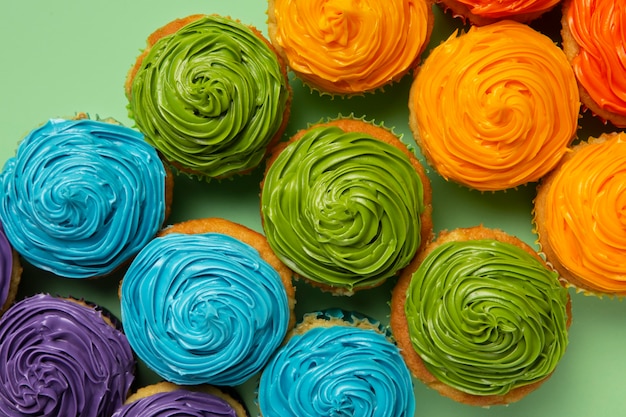 Draufsicht köstliches Regenbogen-Cupcake-Glasur-Stillleben