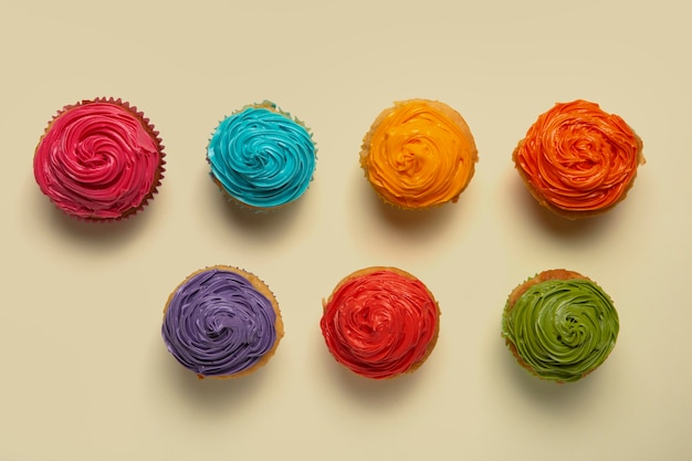 Draufsicht köstliches Regenbogen-Cupcake-Glasur-Stillleben