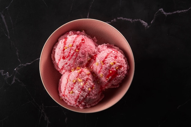 Draufsicht köstliches rosa Eiscreme-Stillleben