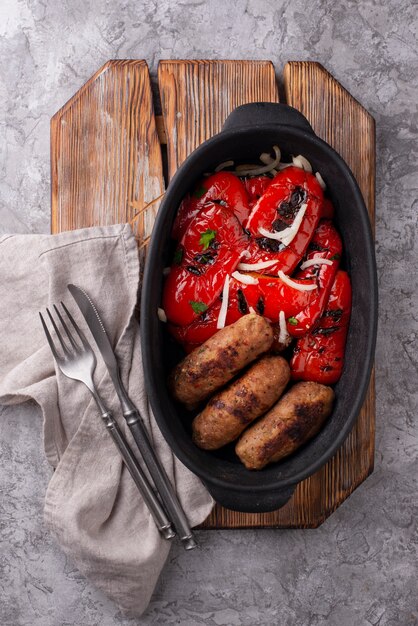 Draufsicht köstliches serbisches Essen auf dem Tisch