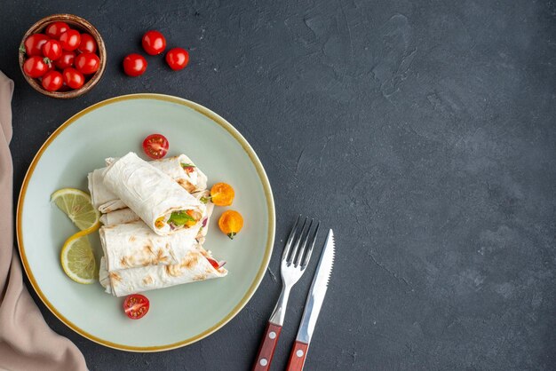 Draufsicht köstliches shaurma geschnittenes Pita-Sandwich im Teller mit Besteck auf dunkler Oberfläche Burger-Mahlzeit Mittagessen Grill Essen Toast Brot Snack