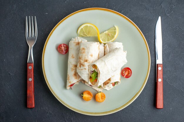 Draufsicht köstliches shaurma geschnittenes Pita-Sandwich innerhalb des Tellers auf dunkler Oberfläche Burger Essen Mahlzeit Snack Mittagessen Brot Toast Grill