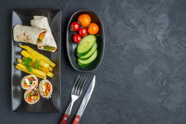 Draufsicht köstliches shaurma geschnittenes Pita-Sandwich mit Pommes frites und Gemüse dunkle Oberfläche Burger Essen Mahlzeit Snack Grill Brot Fastfood Toast