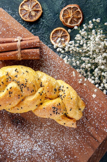 Draufsicht köstliches süßes Gebäck auf der dunklen Oberfläche Kuchen backen Kuchen Hotcake Ofen Dessert Keksteig