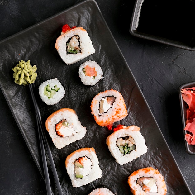Draufsicht köstliches Sushi mit Soße