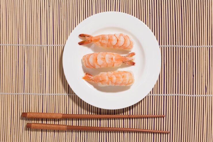 Kostenlose Foto draufsicht köstliches sushi mit stäbchen