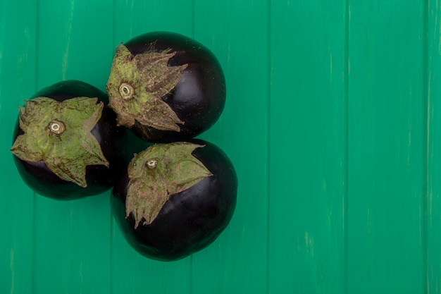 Kostenloses Foto draufsicht kopieren raum-aubergine auf grünem hintergrund