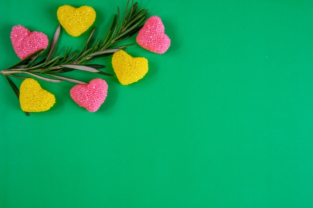 Draufsicht kopieren Raum Rosmarinzweig mit gelber und rosa Marmelade auf grünem Hintergrund