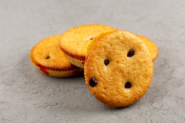 Draufsicht Kuchen leckere leckere Runde auf dem grauen Boden