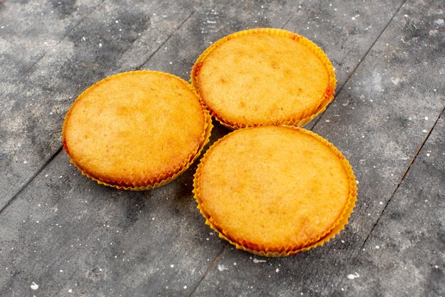 Draufsicht Kuchen leckere leckere Runde auf dem grauen Holzboden im Landhausstil