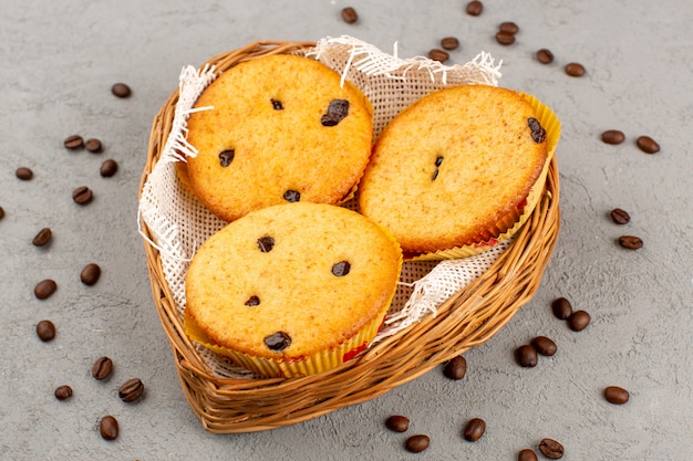 Draufsicht Kuchen rund köstlich lecker im Korb auf dem Grau