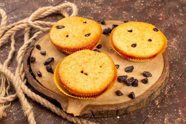 Draufsicht Kuchen rund süß lecker lecker auf dem braunen rustikalen Holzboden