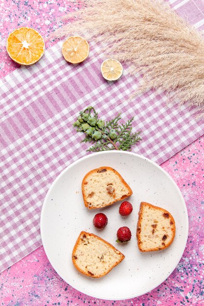 Draufsicht Kuchenscheiben mit Erdbeeren innerhalb Platte auf rosa Oberfläche Kuchen backen süße Keks Zucker Farbe Kuchen Keks