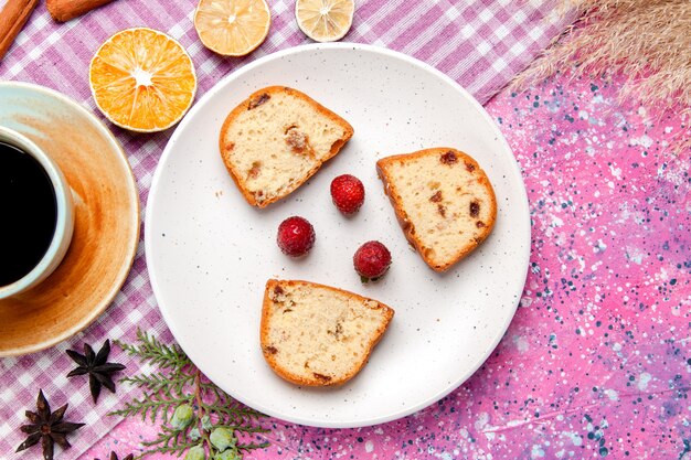 Draufsicht-Kuchenscheiben mit Erdbeeren und Kaffee auf rosa Schreibtischkuchen backen süßen Kekszucker-Farbkuchenplätzchen