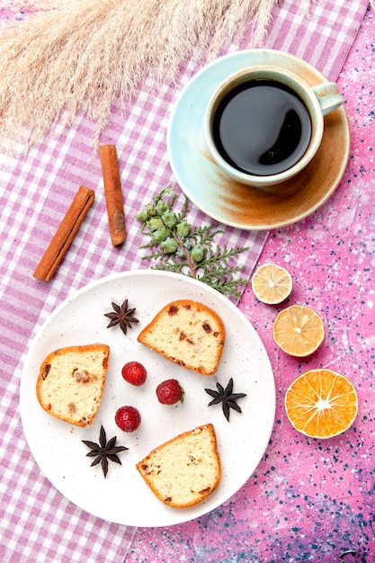 Draufsicht-Kuchenscheiben mit Erdbeeren und Tasse Kaffee auf rosa Bodenkuchen backen süßen Kekszucker-Farbkuchenplätzchen