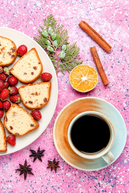 Draufsicht Kuchenscheiben mit frischen Erdbeeren und Kaffee auf rosa Schreibtischkuchen backen süße Keksfarbe Kuchenzuckerplätzchen