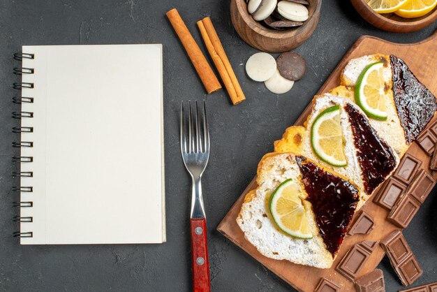 Draufsicht-Kuchenscheiben mit Keksen und Schokolade auf grauer Oberfläche