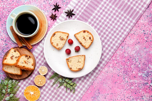 Draufsicht-Kuchenscheiben mit Tasse Kaffee auf rosa Schreibtischkuchen backen süßen Kekszucker-Farbkuchen-Keks