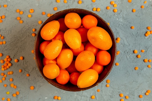 Draufsicht kumquat in einer tasse mit linsengrütze