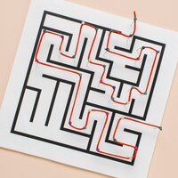 Kostenloses Foto draufsicht labyrinth auf papier mit faden